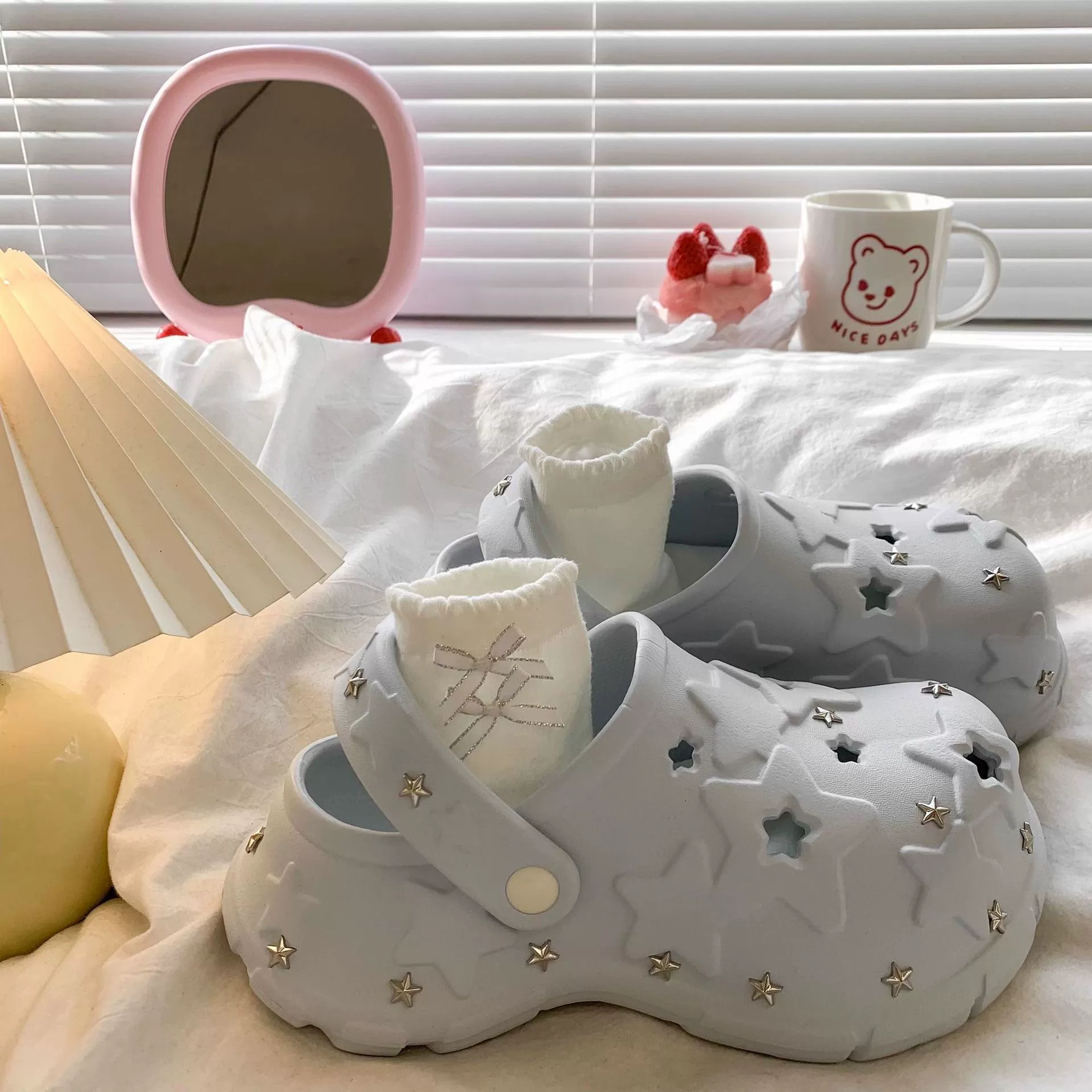 Звездные пещерные туфли летом носить удобные и вонючие холодные тапочки на толстой подошве женские 2025 новые повседневные босоножки