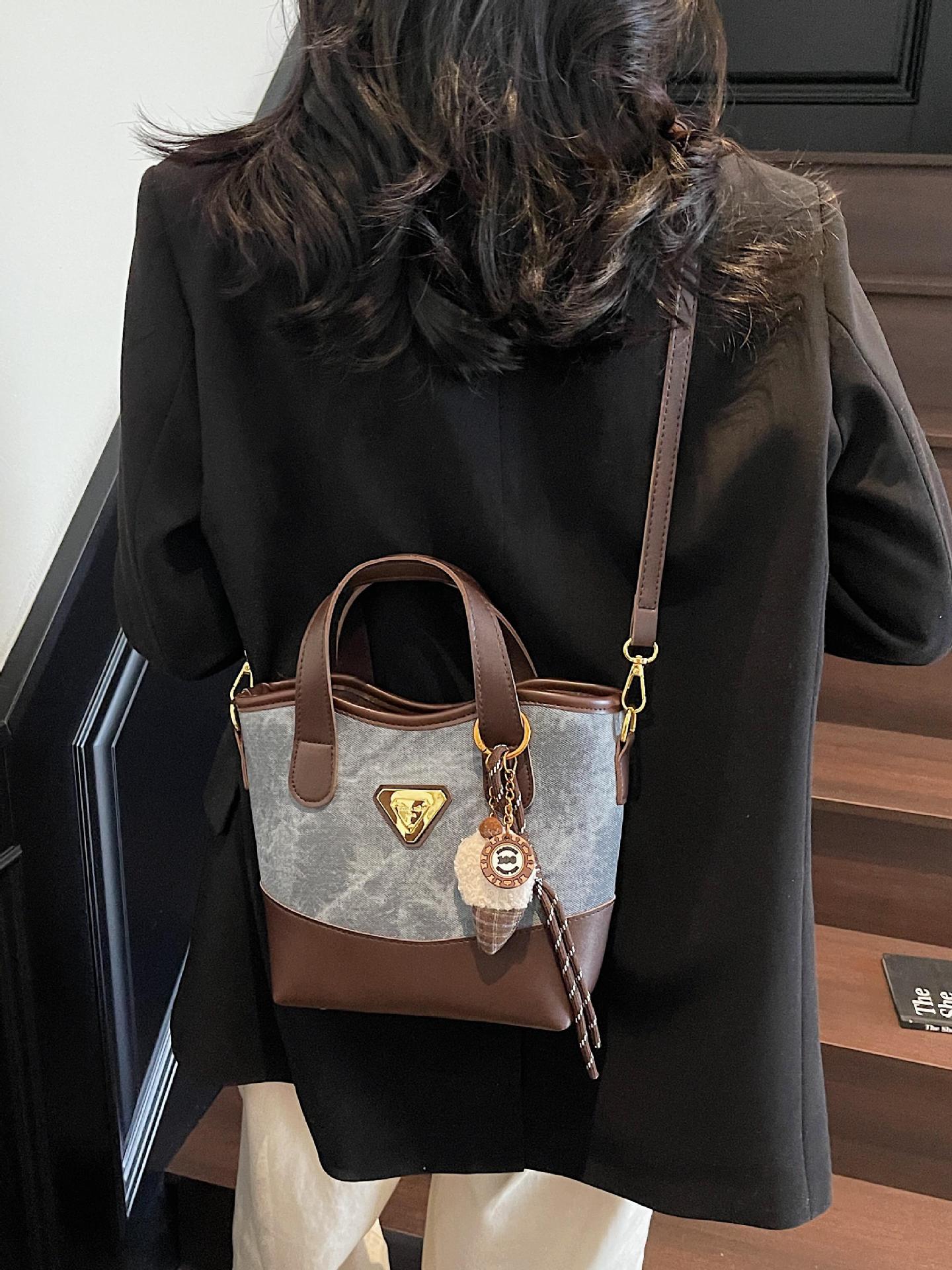 Bolso de mano de color de contraste de estilo explosivo de comercio exterior para mujer 2025 nuevo bolso de mensajero de moda salvaje bolso de cubo de ocio retro