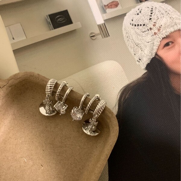Retro golden earrings