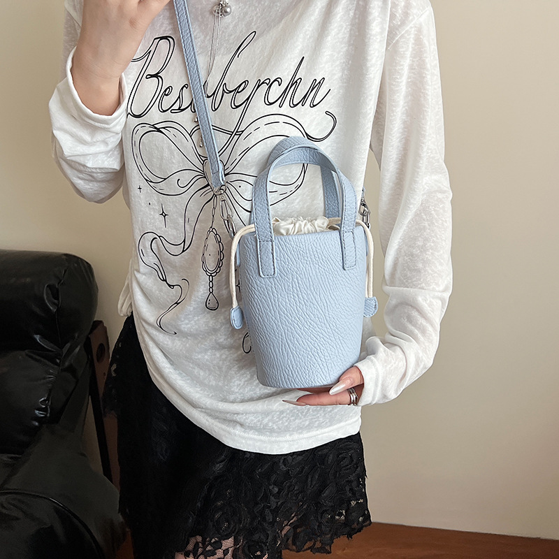 Bolso de cubo de cuero de cera de aceite retro con patrón de lichi transfronterizo para mujer 2025 nuevo bolso de mensajero de un solo hombro de diseño de nicho de alta gama