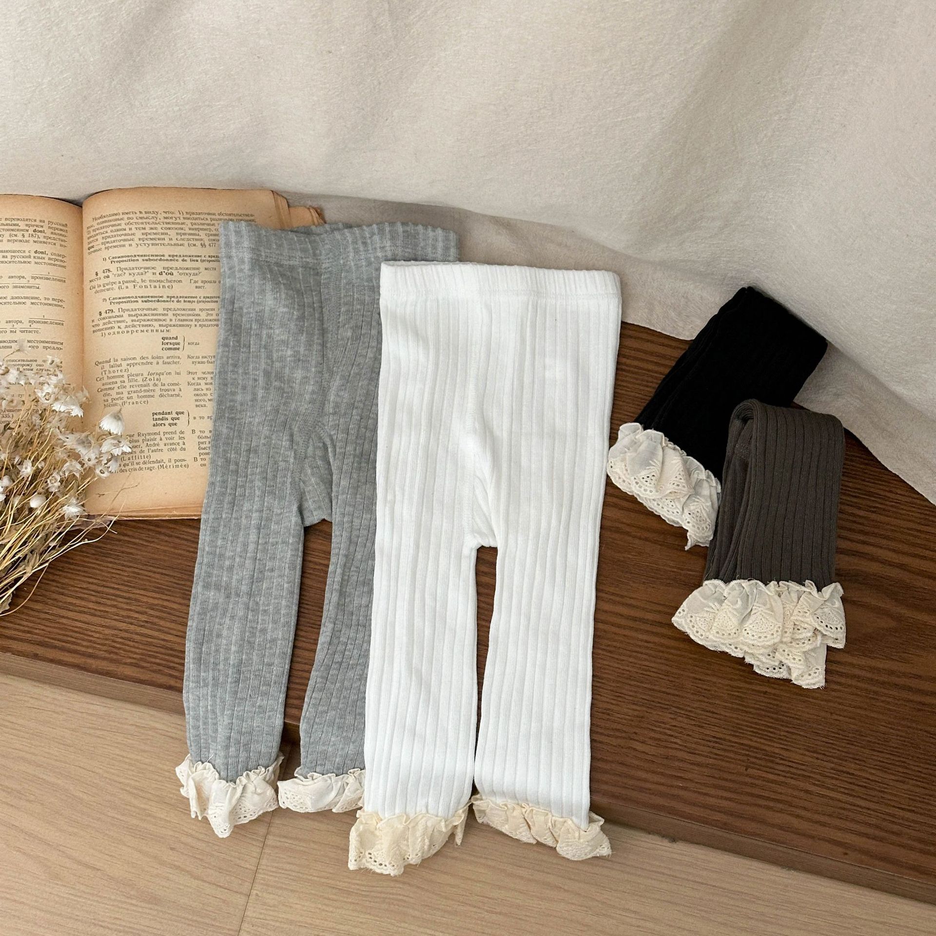 Leggings de niñas 2026 primavera y otoño nuevos productos de niñas coreanas de encaje de algodón gran trasero nueve pantalones