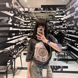 新品热卖爆款AC家26年夏季徽章字母全喷砂数码印花美式复古T恤