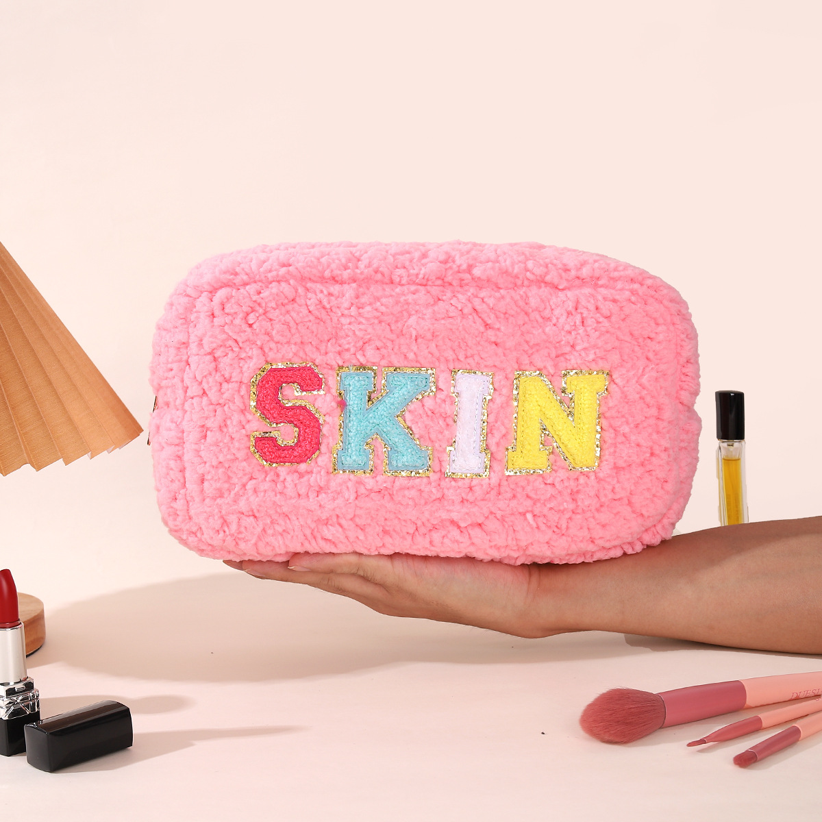 Nueva felpa chenille bordado carta bolsa de cosméticos de alta apariencia de gran capacidad de lavado bolsa de viaje bolsa de almacenamiento conveniente