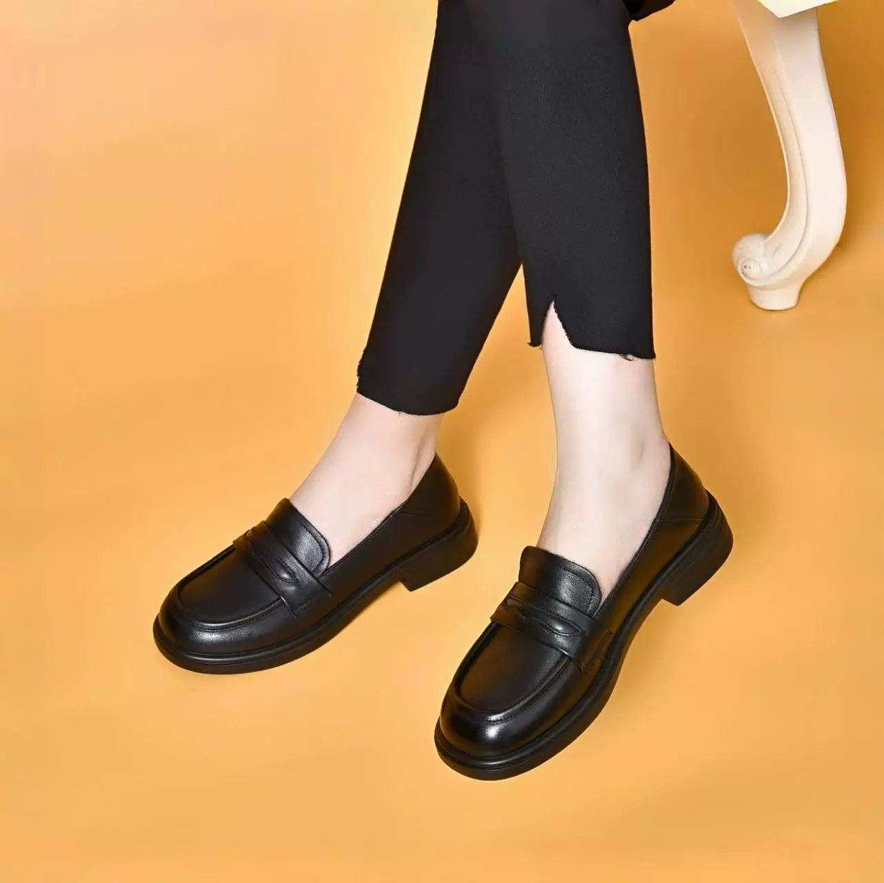 Круглая голова маленькая кожаная обувь женский 2024 большой размер черный слой кожи кожи фундамент ножки Lefu обувь физический