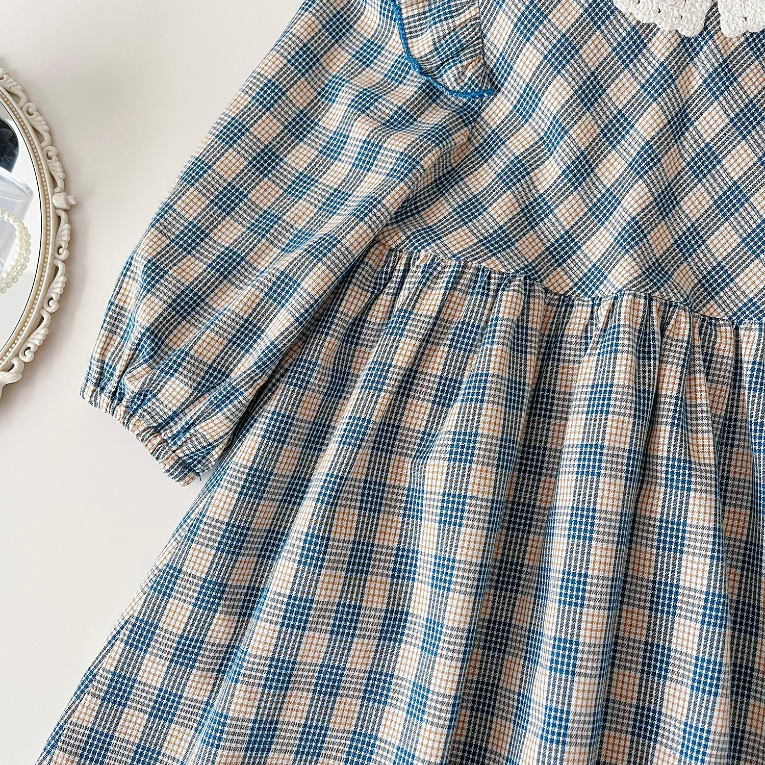 Kinder Koreanische Version Herbst 2024 Neuheit Mädchen kariertes Spitzenkragen Langarmkleid stilvoll 67327_voghion.com