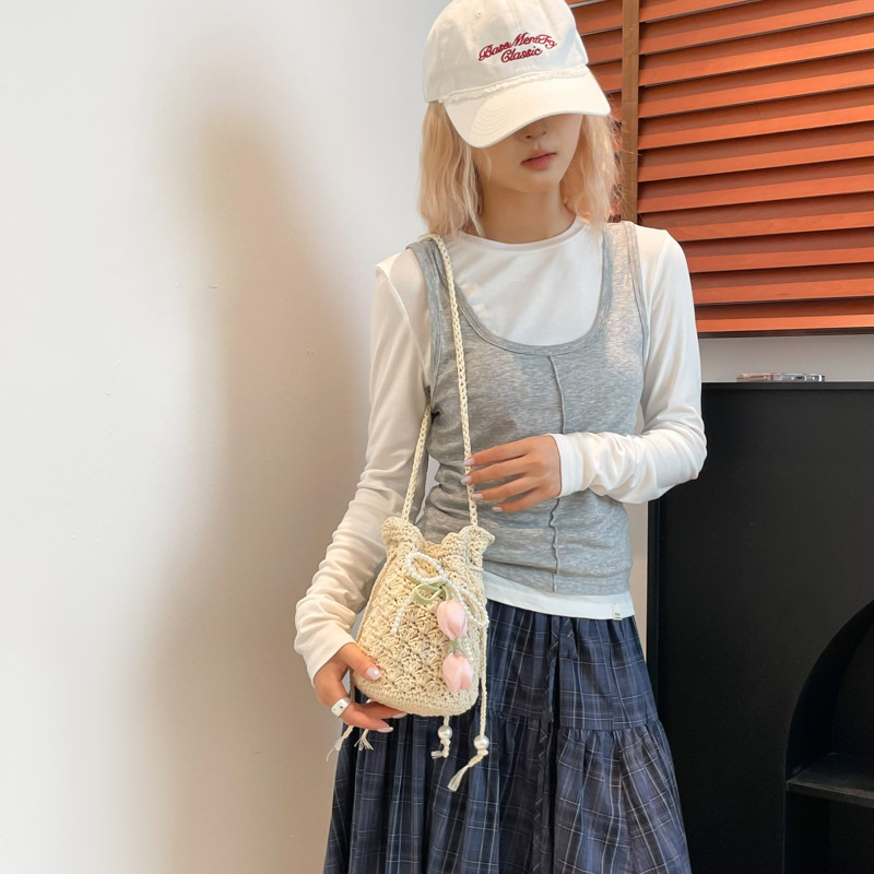 Versión coreana del bolso de cubo de nicho 2025 verano nuevo bolso femenino pequeño bolso de hombro de flores frescas bolso de mensajero tejido Mori