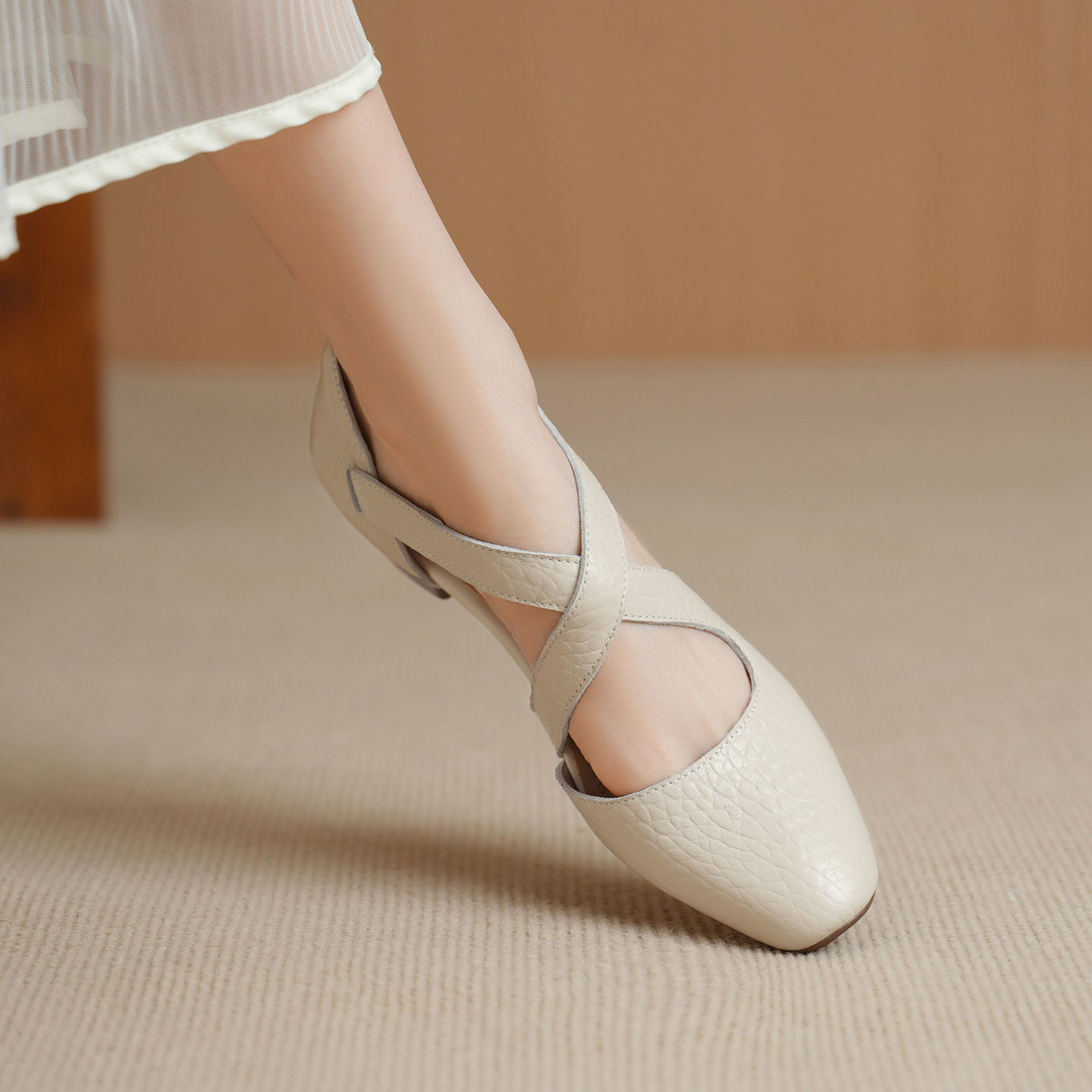 Sandal nữ da cừu mũi trùm gót vuông quai chéo dán — màu trắng ngà