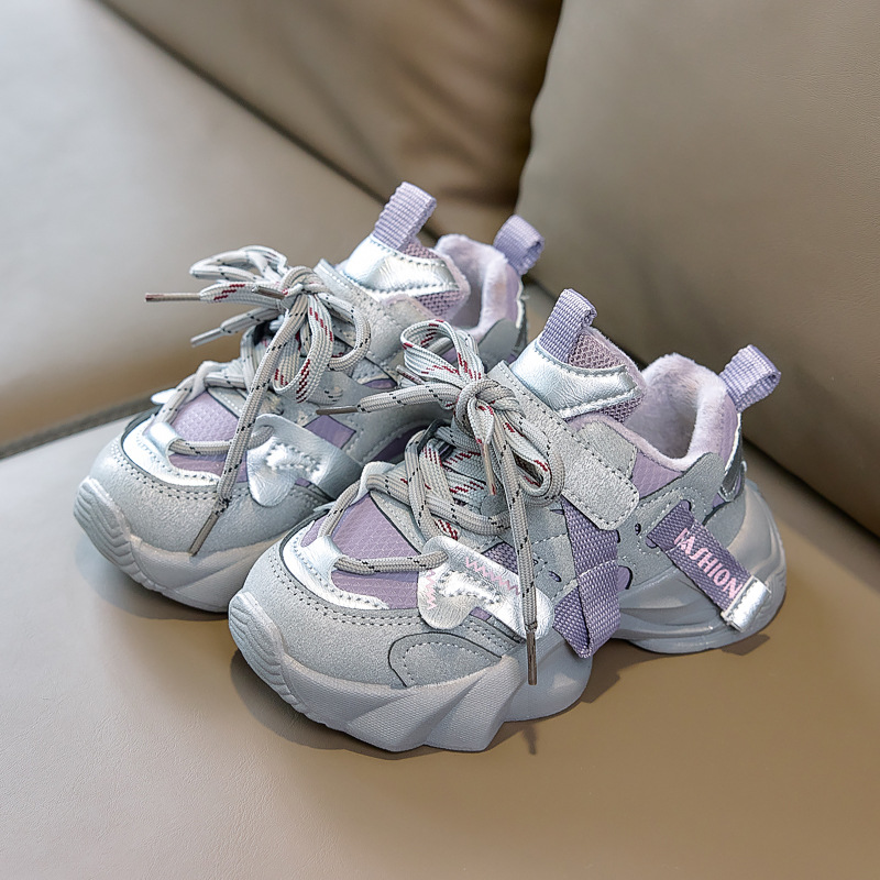 Zapatos deportivos infantiles de invierno nuevos zapatos de terciopelo calientes para padres 2025 nuevos zapatos de corrida para estudiantes de niños y niñas