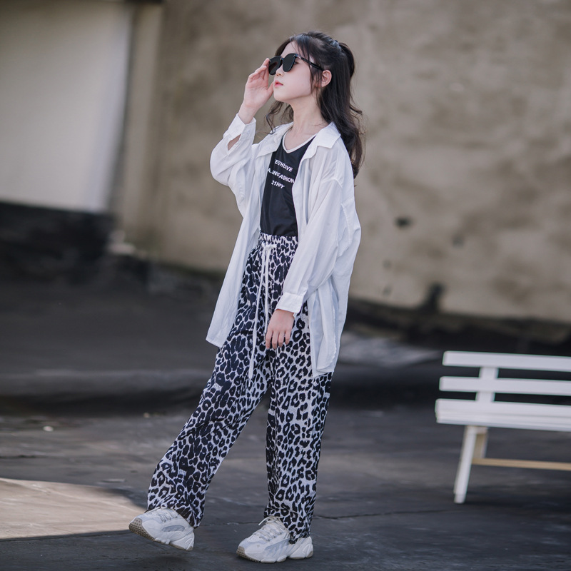 Camisa blanca para niñas 2023 Verano nuevos niños medios y grandes niños hip hop drapeado camisa padre-hijo delgada ropa de protección solar moda