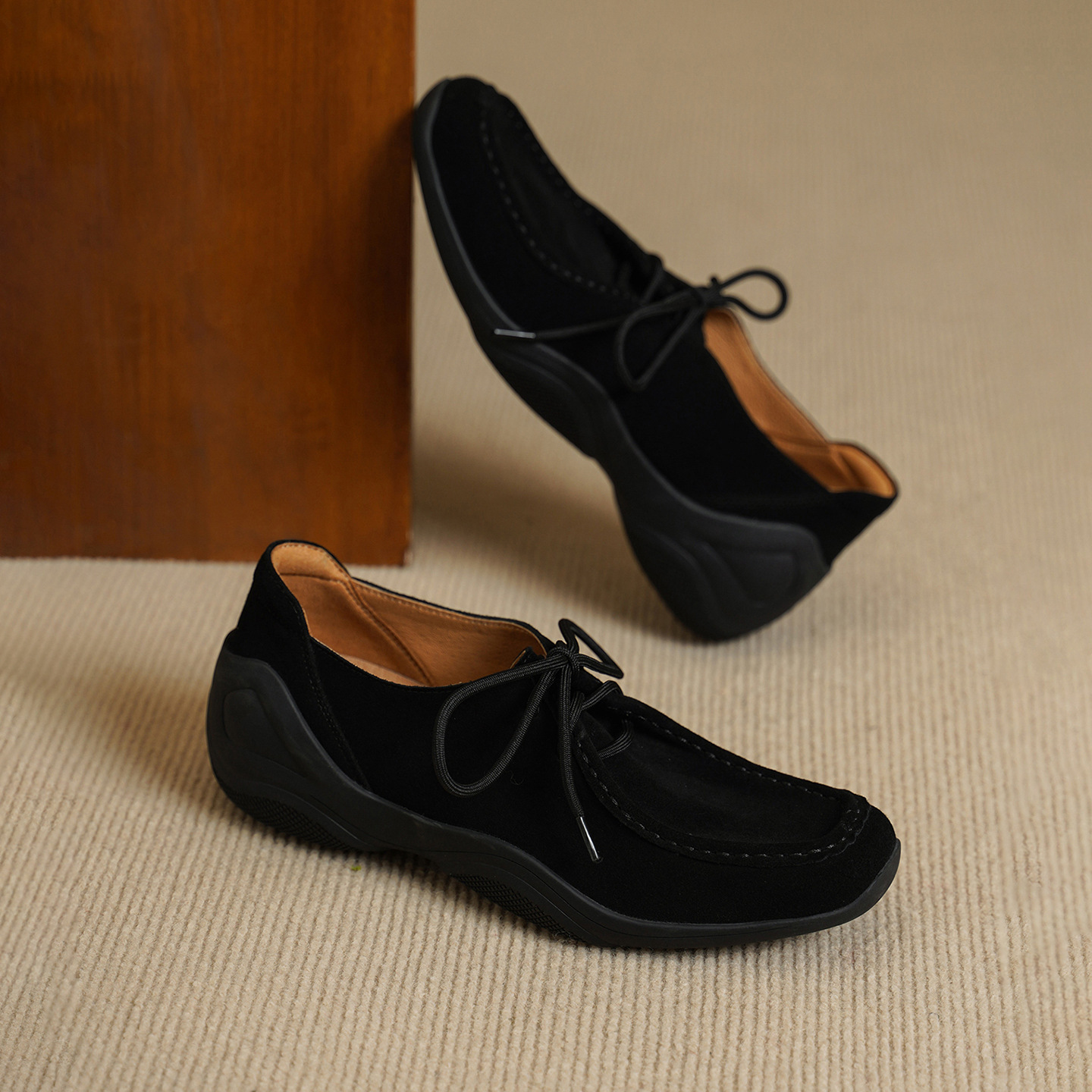 Giày lười nữ mũi vuông da cừu mềm phong cách DeTrain vintage buộc dây — đen