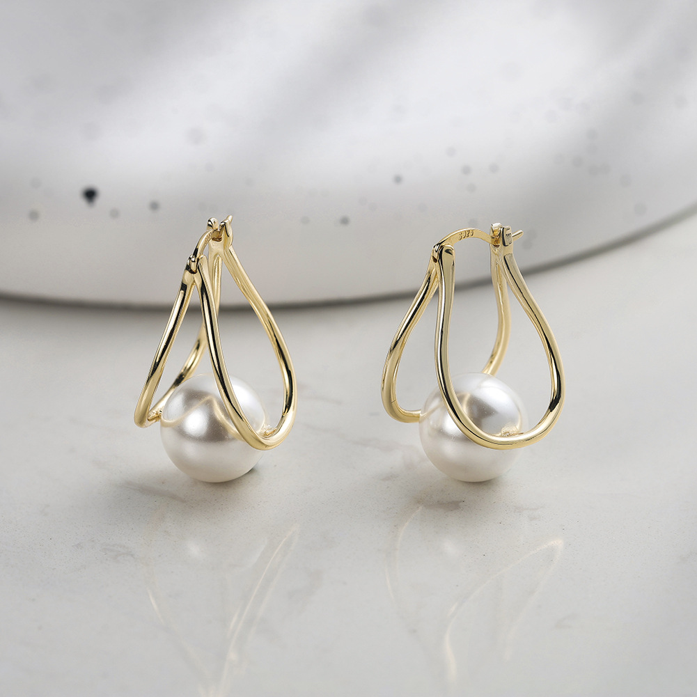 Elegant fashionable earrings from pearl