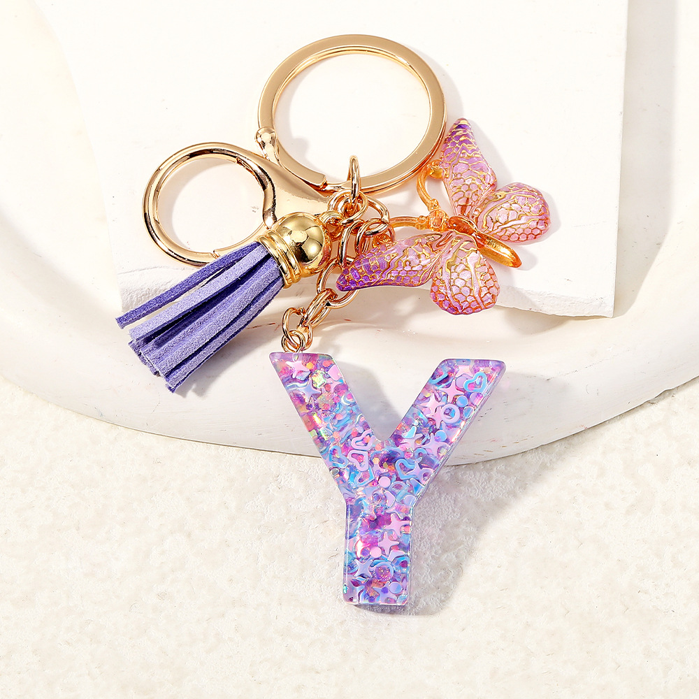 Inglés transfronterizo A-Z resina letras llavero colgante mariposa púrpura bolsos de mujer colgante llavero de automóvil