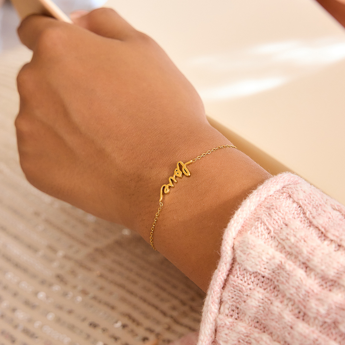 Wanxing Europa y los Estados Unidos de 18 quilates de oro acero inoxidable personalidad única LOVE pulsera de venta cruzada no desvanecerse pulsera universal mujer image 2