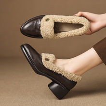 女士山茶花一脚蹬时尚2025年秋冬尖头粗跟中跟加绒厚气质深口单鞋