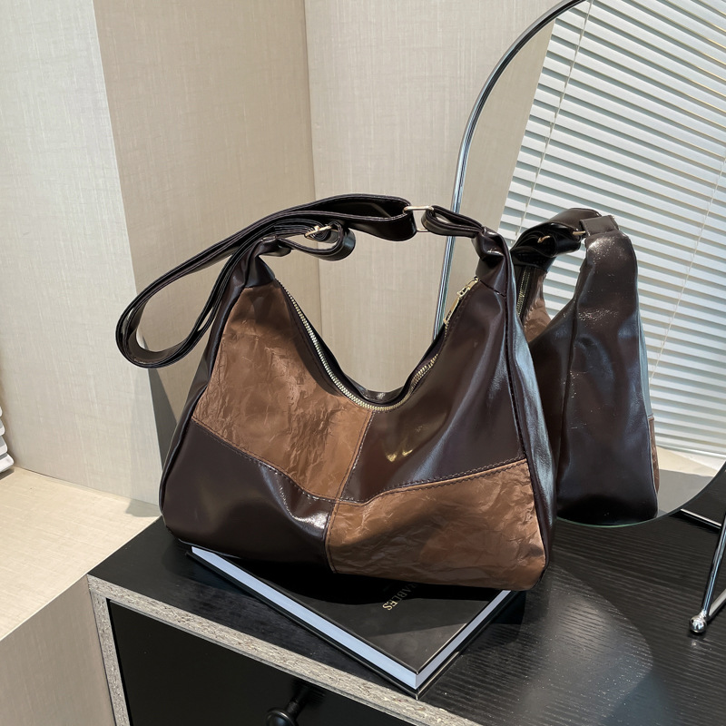 Coreano de tendencia de gran capacidad relajada sensación de moda bolsa de tote otoño / invierno 2024 nuevo estilo extranjero empalme bolso de hombro