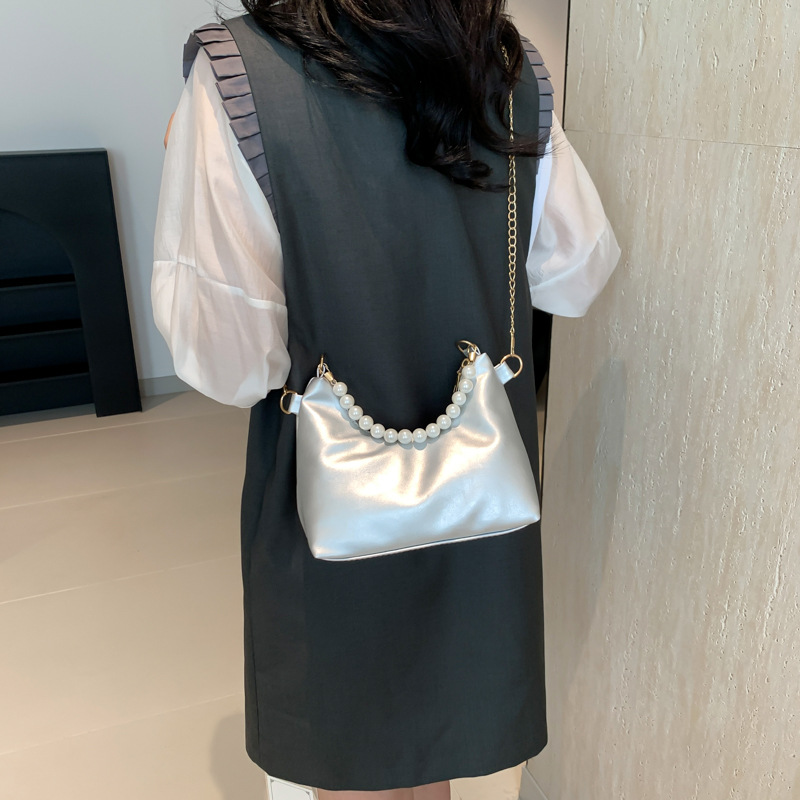 틈새 디자인 작은 가방 여성의 2024 새로운 유행 봄과 여름 패션 올 매치 진주 손 어깨 체인 크로스 백
