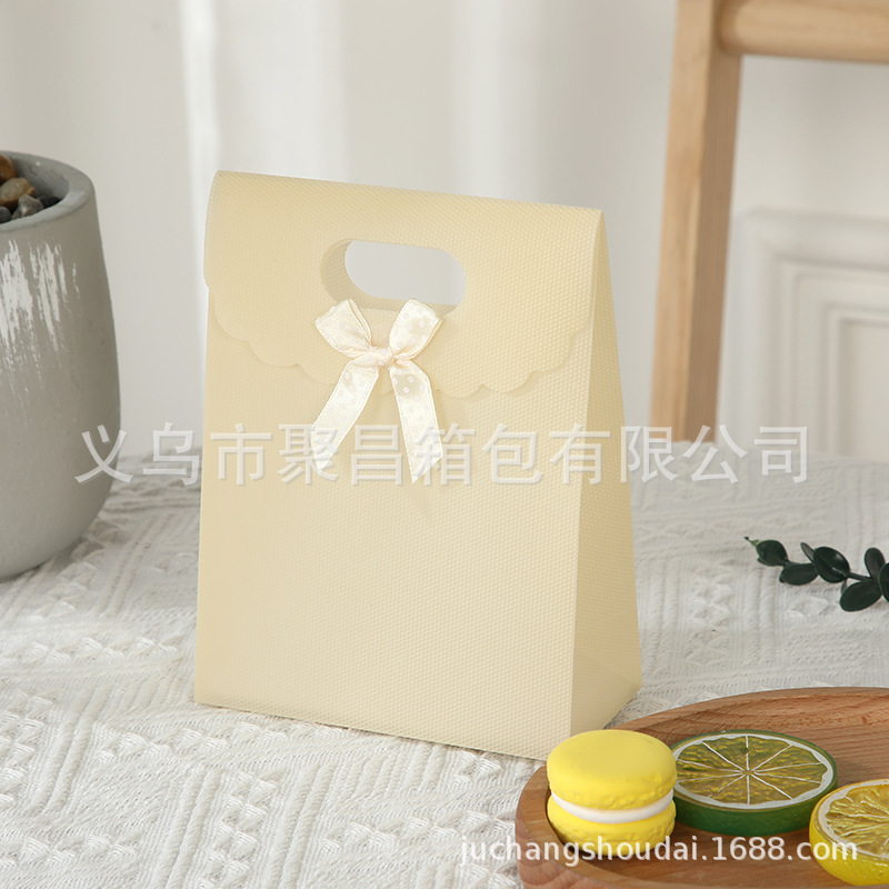 Bolsa de regalo con lazo multicolor, bolsa de mano de polipropileno con tapa abatible, bolsa de regalo con diseño hexagonal tipo ramo.