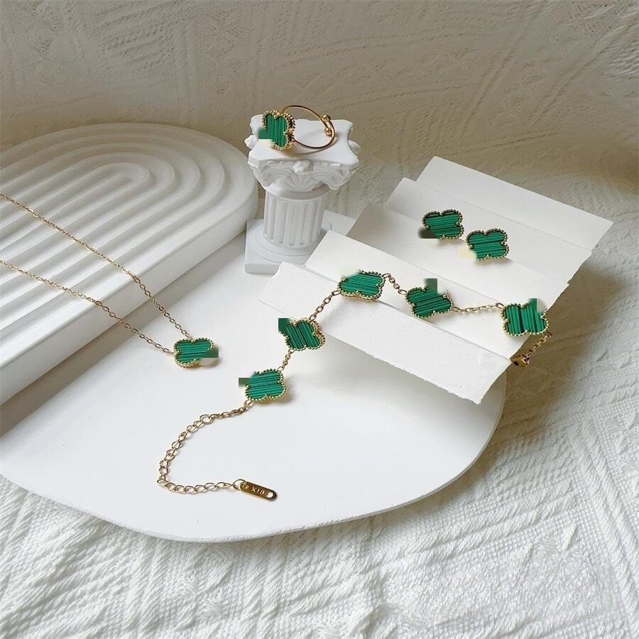 Estilo caliente Este trébol de cuatro hojas 13MM Pulsera de cinco flores 18K Pulsera de trébol de cuatro hojas Collar Pendientes Juego de anillo sin decoloración