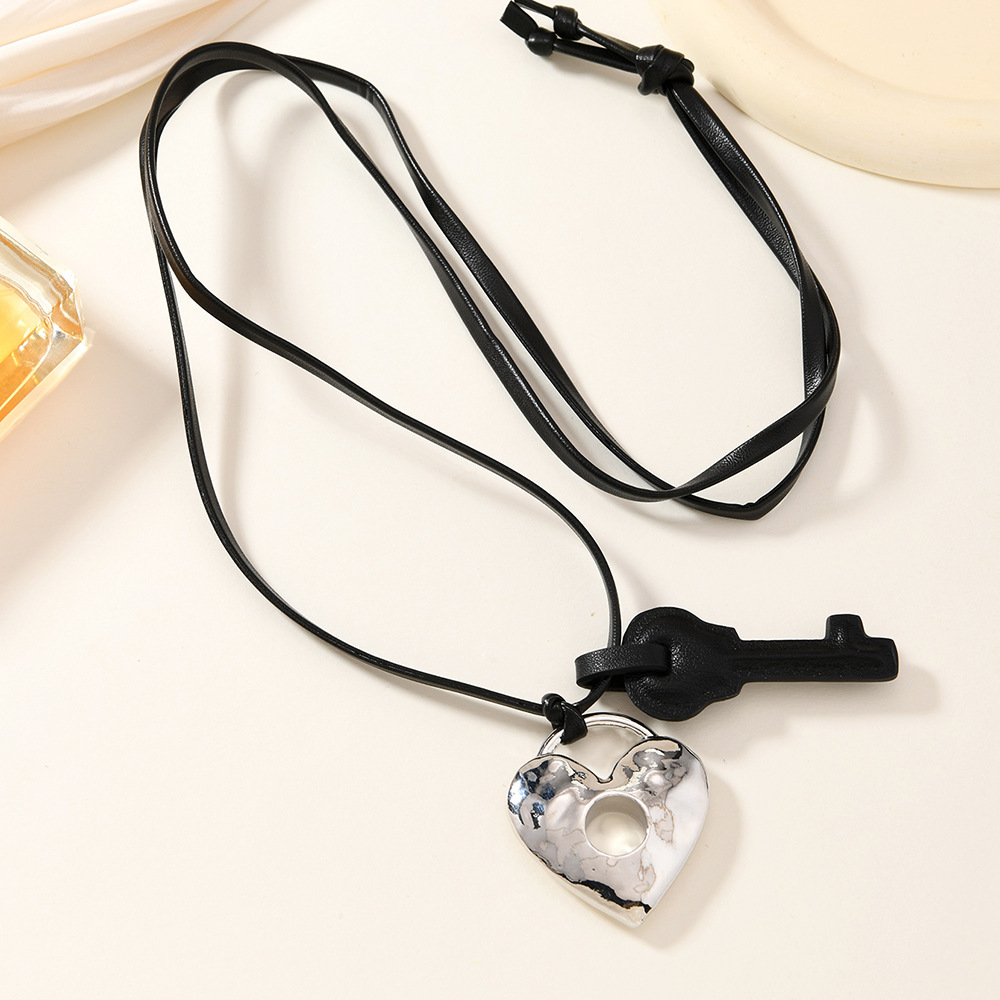 Collar colgante de amor de aleación simple Moda de alta gama Cadena de suéter largo Collar de tendencia de nicho transfronterizo al por mayor