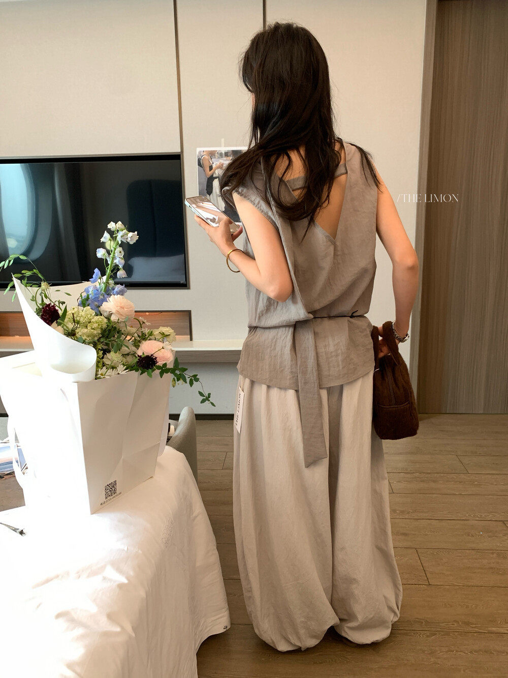 Áo hai dây nữ phong cách Hàn Quốc chất liệu satin tay không cổ chữ V — Xanh đen, màu trắng, màu xám chi tiết 18
