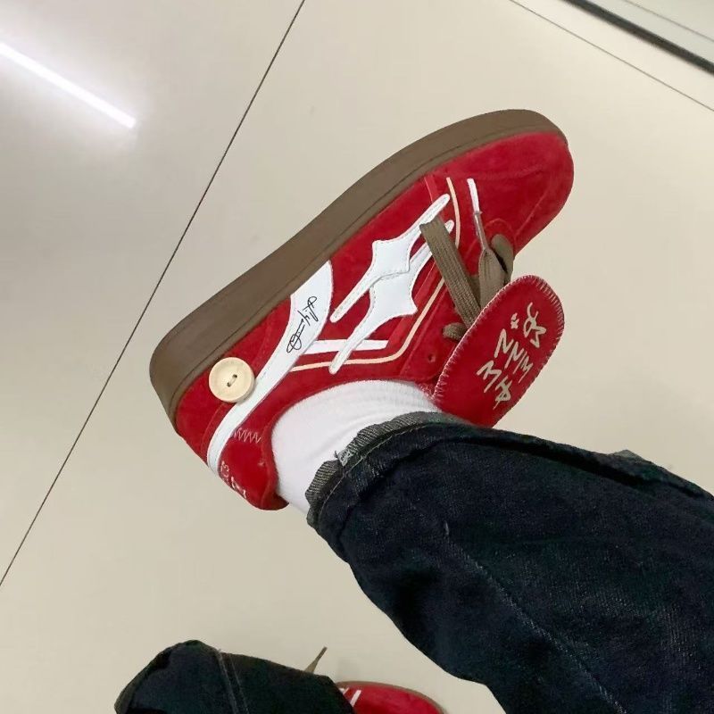 Zapatos rojos de entrenamiento alemán para mujer 2025 verano nuevo estilo de moda salvaje zapatos deportivos casuales para mujer estudiantes coreanos zapatos Forrest Gump para mujer