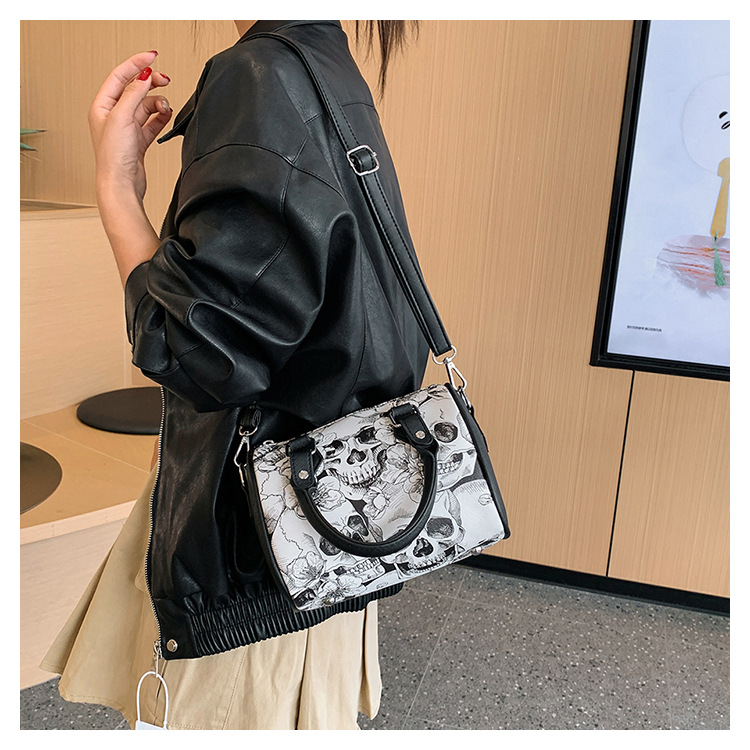 Femmes Moyen Faux Cuir Crâne Élégant De Base Style Classique Forme D'oreiller Fermeture Éclair Sac D'épaule Sac À Main Sac Bandoulière display picture 2