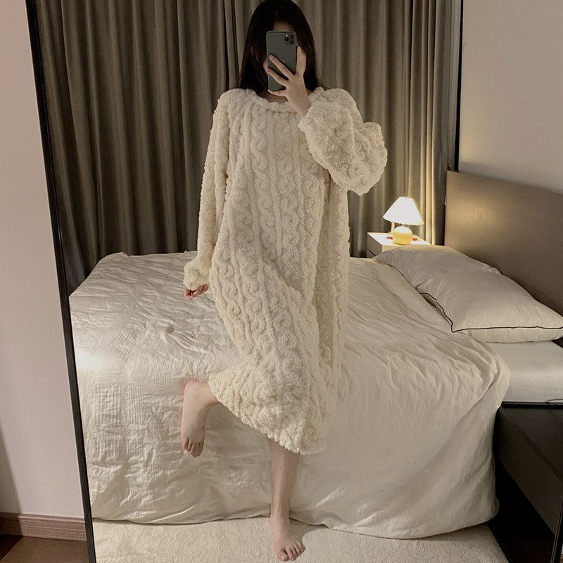 Pijamas de peluche de invierno para mujeres con peluche grueso calentamiento de cuello redondo falda larga de lana de coral ropa de hogar de franela