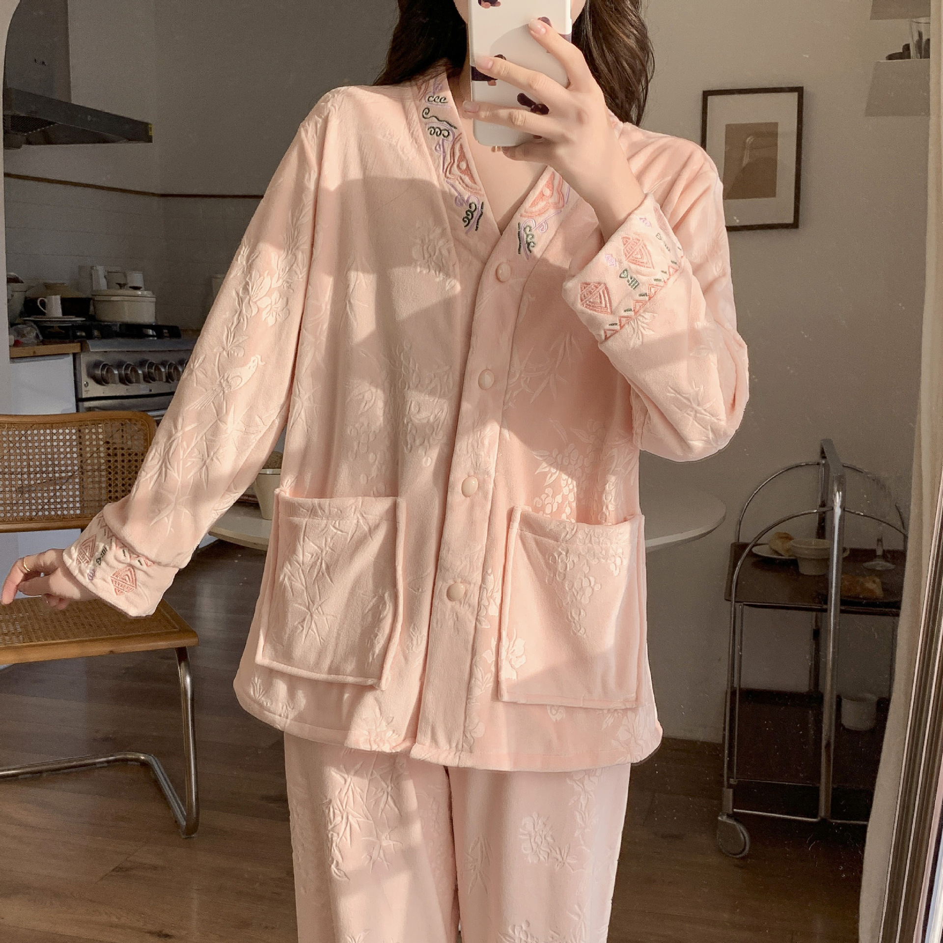 Island Velvet Pajamas for Women in Autumn and Winter New Style Embroidered High-End Coral Velvet Thin Velvet Fleece-Lined Warm Home Wear Set