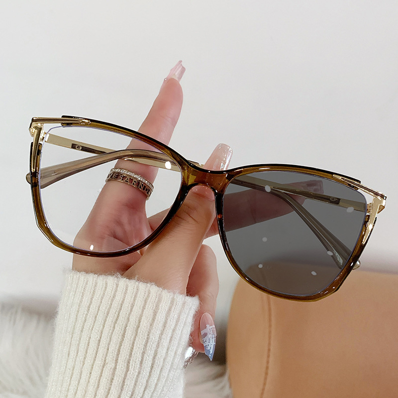 新しいファッションの猫の目のすっぴんのメガネのフレームは個性の変色を回復します。