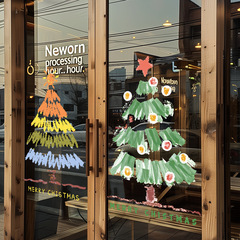 クリスマスのガラスのステッカーのドアはクリスマスツリーの静電気を貼ってデパートの窓の花を貼ってショーウインドーのシーンを飾って全体を飾ります。