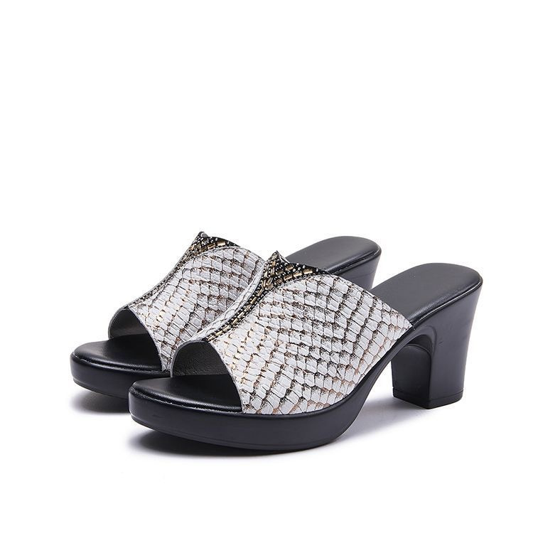 Verano ocio cómodo tacones altos zapatillas frías 2026 nuevo tipo de diamante serpenteante tacones gruesos zapatillas para mostrar temperamento versátil