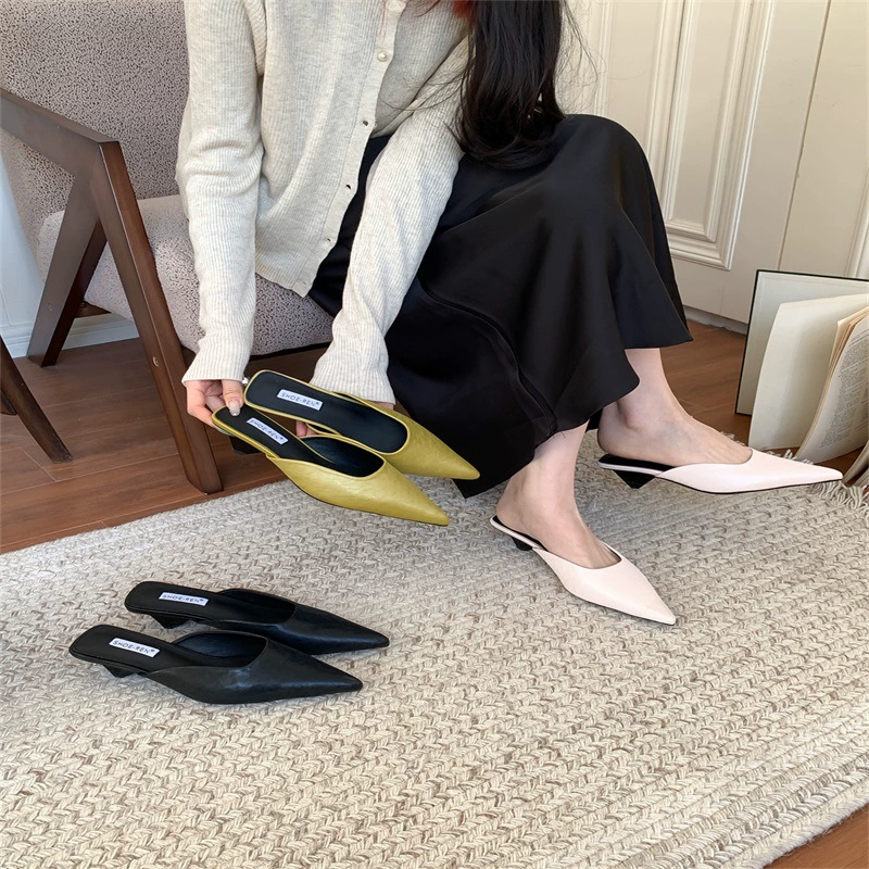 Новый весенний темперамент с тонкими заостренными кошачками и холодными тапочками для женщин, одетых в мягкие кожаные толстые каблуки Мюллер полукруга