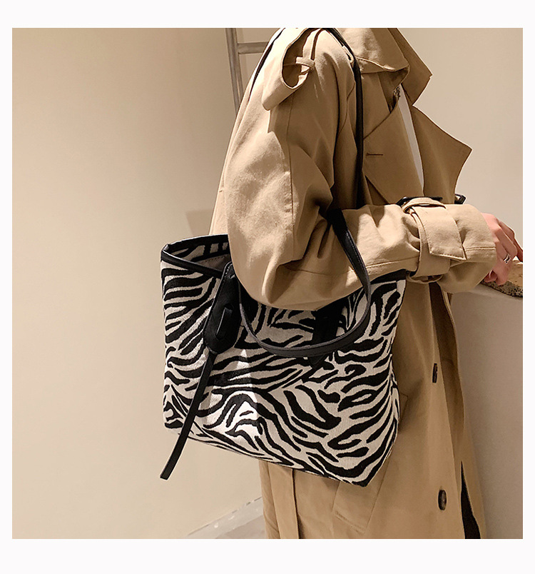 Fashion Zebra Pattern One-shoulder Messenger Tote Bag Wholesale Nihaojewelry display picture 8