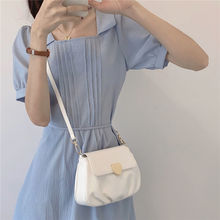 小包包2025新款小众设计柔软皮质桃心扣褶皱小圆包单肩腋下斜挎包