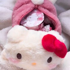 三麗欧ハローキティのケイティが腹ばいになります。