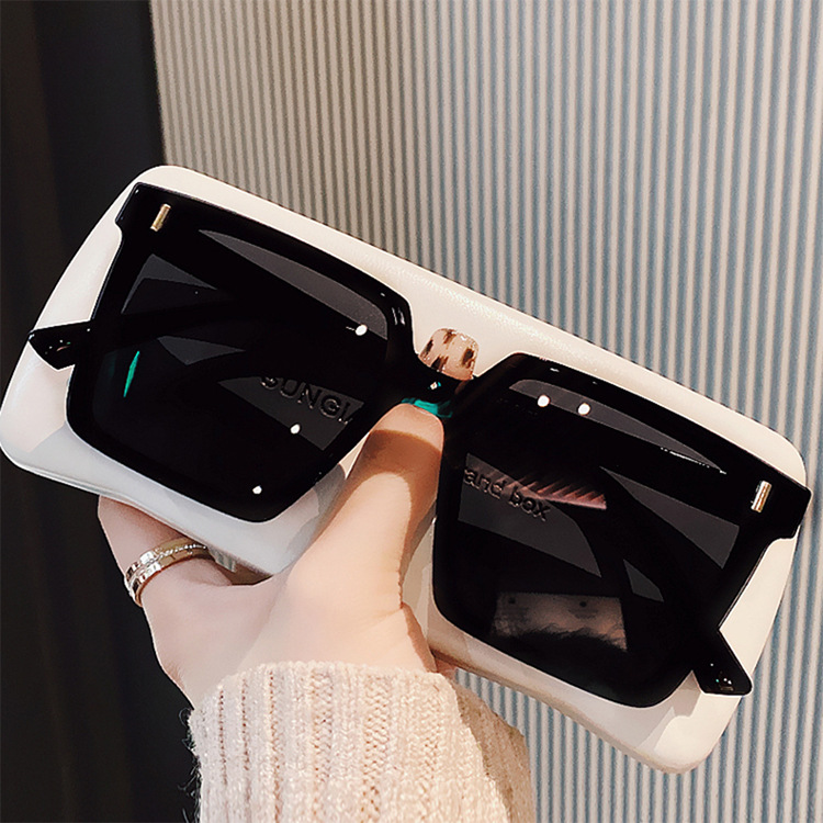 2023 neue, heiß verkaufte, quadratische Sonnenbrille mit großem Rahmen für Straßenaufnahmen und Urlaub, hochwertige, schlichte Sonnenbrille, modisches Mädchen_voghion.com