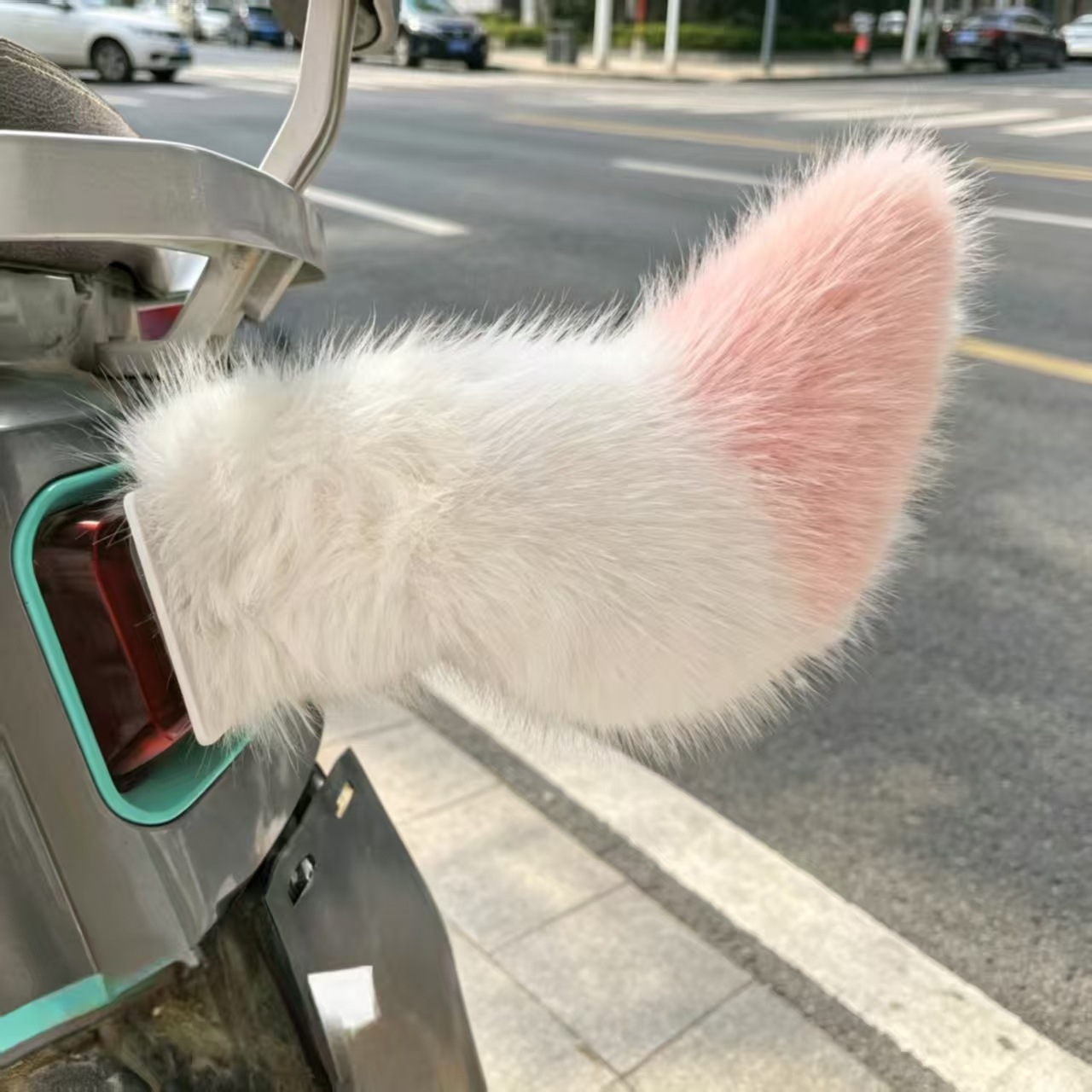 Car Tail Light with Colorful Lights, Sound-Activated Plush Tail Decoration, Night-Time Anti-Rear-End Collision, Anti-Collision Clip-On Electric Tail