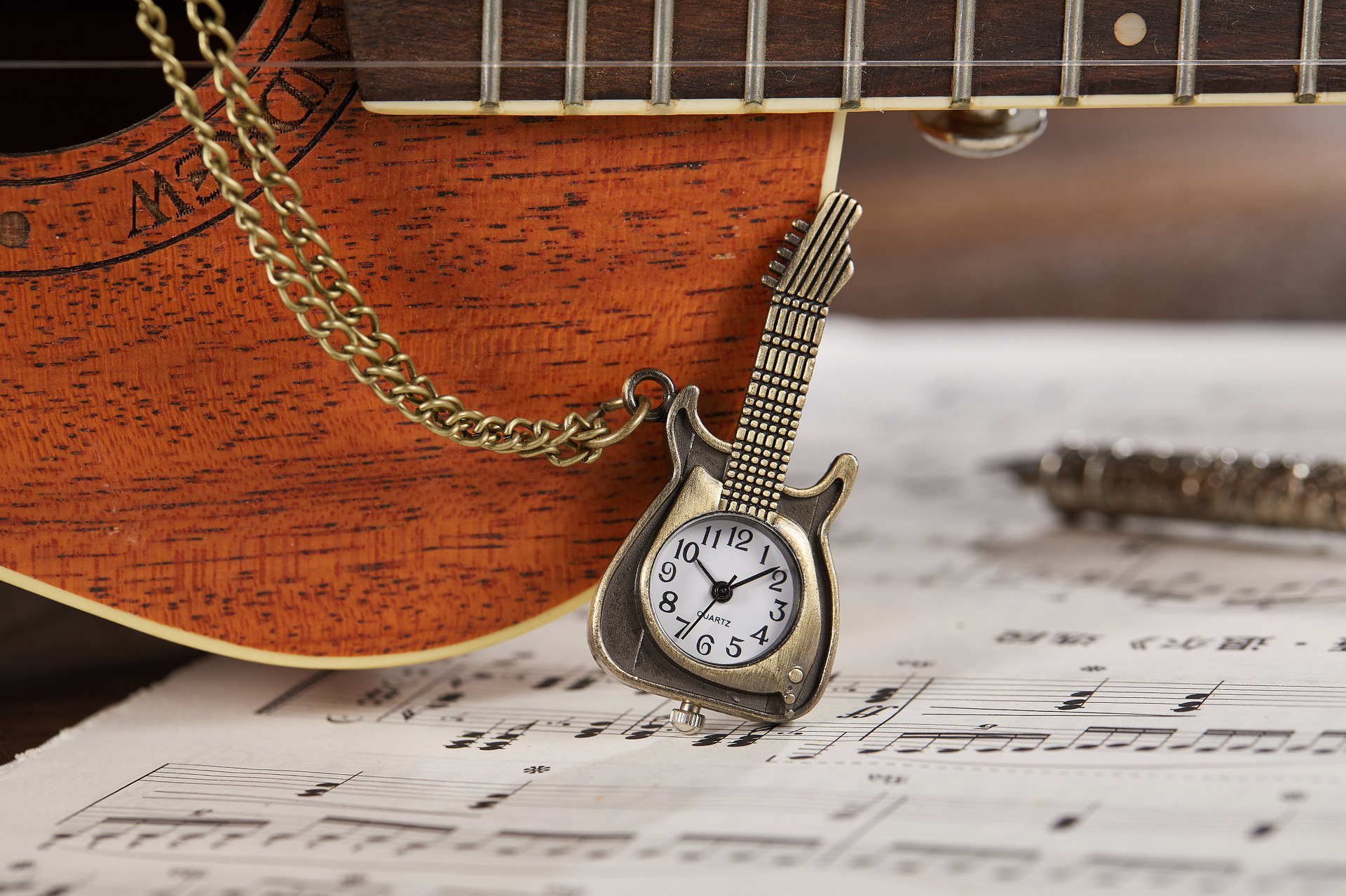 40g Weight Pocket Watch Jewelry Accessory Type Ordinary Glass Mirror Material Alloy Strap Material Pointer+Number Display Type Round Dial Shape Daily, Street Occasion Quartz Movement Guitar, Bicycle, Key Pattern All Seasons Season Unisex Gender Vintage Style Style Vintage Style Guitar Bicycle Key Quartz Pocket Watch Women's Watches 2