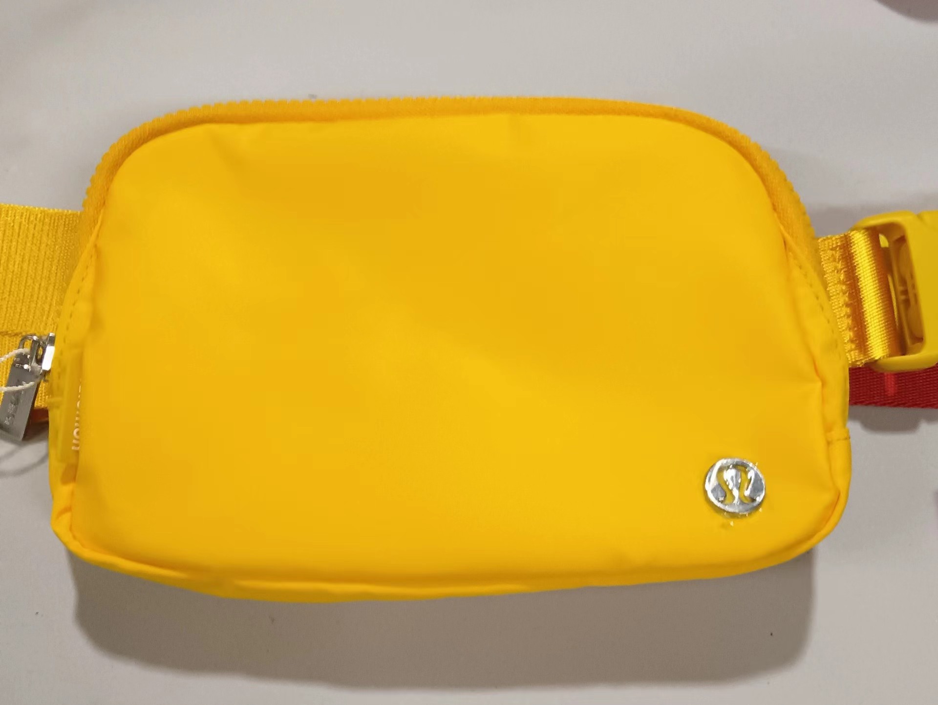 黄色