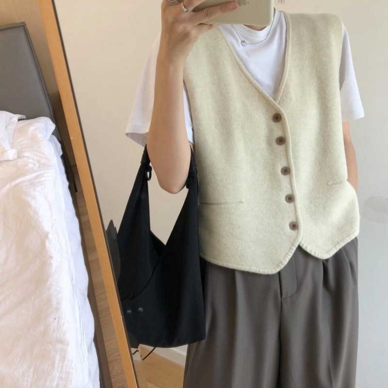 日系简约纯色叠穿针织马甲女2026新款秋季百搭V领毛线背心坎肩