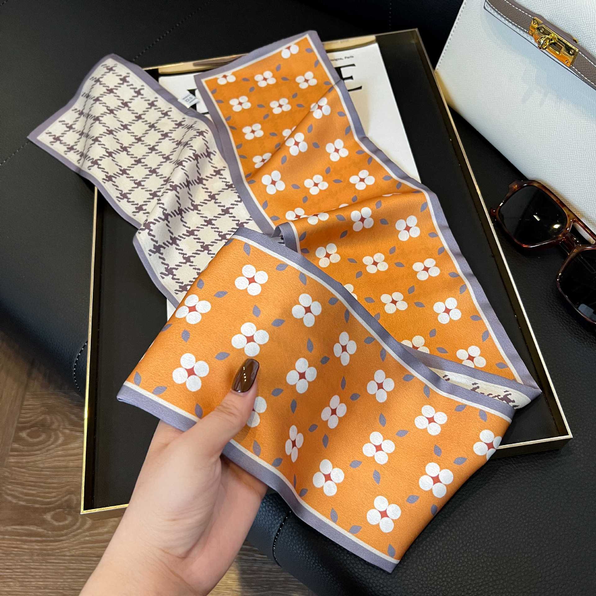 Nueva bufanda de seda pequeña banda larga estrecha para el cabello mujer estilo primavera y otoño moda madre bufanda estilo verano estilo fino serpentina bufanda al por mayor