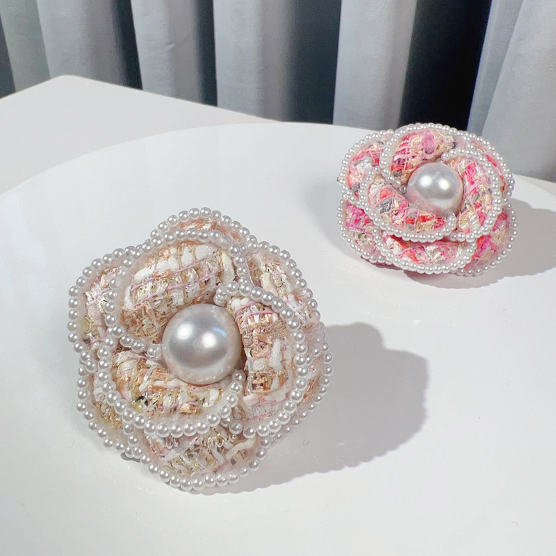 Broche camelia con perla estilo coreano para abrigos lana cachemir_voghion.com
