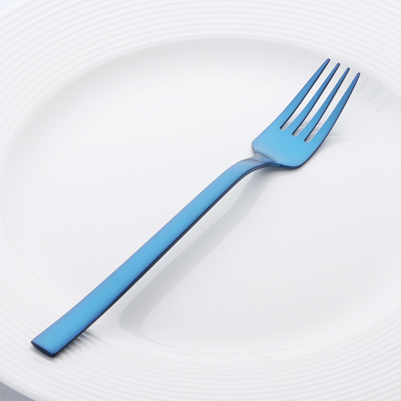 かわいい学生が食事をしているスプーンフォーク家庭用食堂の韓国式のアイデアの四角い柄304ステンレススプーンとチタンメッキのロゴ|undefined