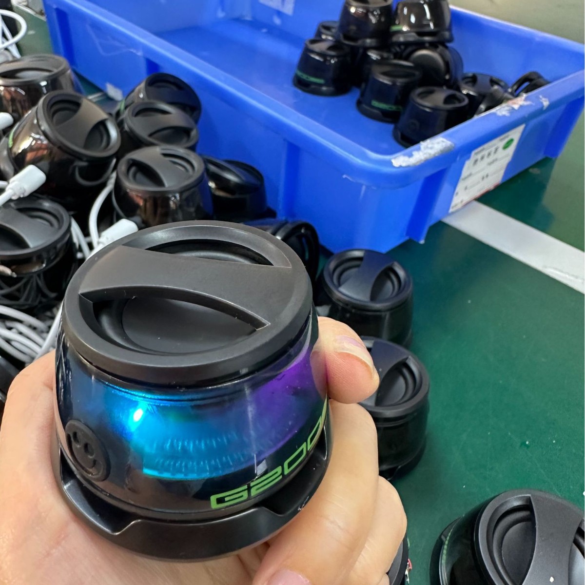 Ventosa para teléfono móvil, Altavoz Bluetooth, mini subwoofer portátil, cañón de acero pequeño luminoso, micrófono G200 que canta, 5 vatios