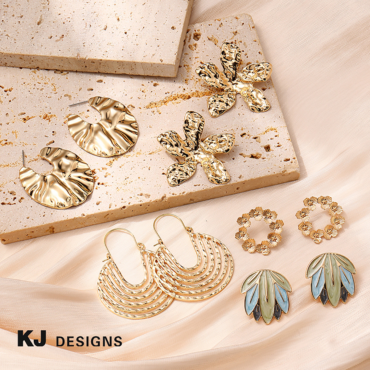 Kenjie Moda europea y americana Atmósfera Oro Pendientes de flores tridimensionales Temperamento Metal Pendientes de pétalos multicapa Pendientes de fiesta