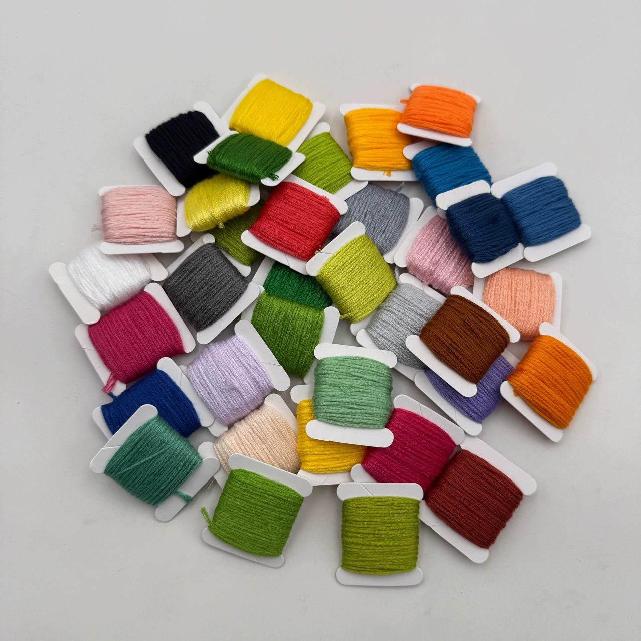 Прямые поставки с завода: оптовая продажа полиэстеровой параллельной нити 8m в картонной упаковке для вышивки крестиком, рукоделия и ткачества.