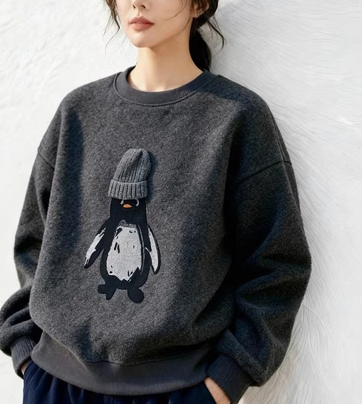 2026 New Style Loose and Lazy American Retro Style Fleece-Lined Thickened Dark Gray Penguin Print Round Neck Sweatshirt for Women Winter