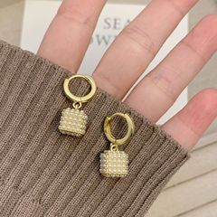 幾何学的な四角い真珠のイヤリングの女性ins風はシンプルで高級感があります。