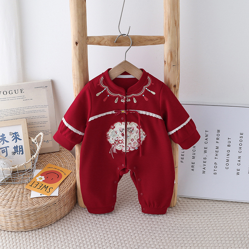 Newborn baby's red festive one-piece outfit for first-month and 100th-day photos, suitable for birthday celebrations and outdoor wear for little ones.