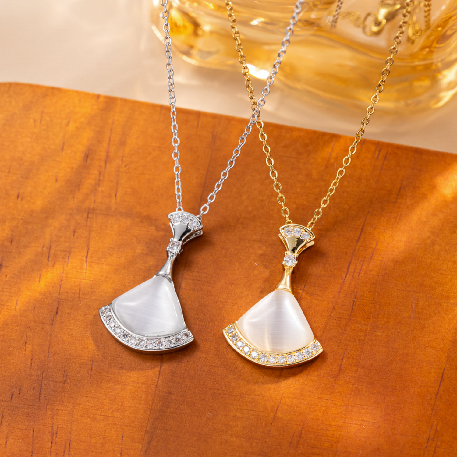 Koreanische Version beliebter Katzenauge-Stein-Fächerform-Mini-Rock-Anhänger für Frauen, einfacher und super feenartiger Modestil, elegantes Titan-Stahl, gleicher Stil wie bei Internet-Prominenten.